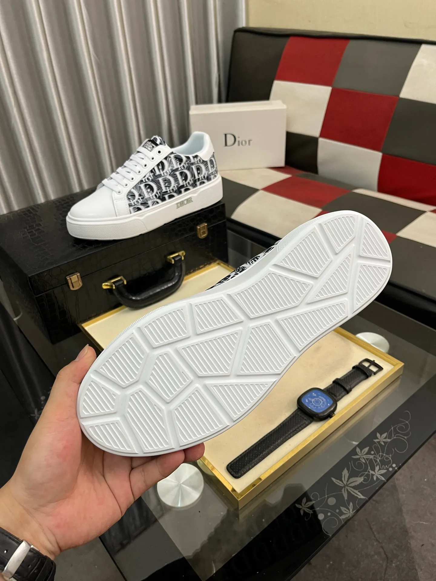 Men's shoes 💰440⌚️⌚️Dior's new 🆕low-cut casual sneakers, made of breathable mesh, with brand signature details on the shoe collar to enhance style. Fashionable and versatile, it can complement any look. With a sophisticated design that is both dynamic and modern, this new must-have shoe adds a new dimension to Dior's legacy, displaying modern elegance. Men's shoes 38-44 2️⃣ colors available